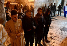 Israeli police Beats hundreds of worshippers entering the Al Aqsa Mosque, forcing worshippers to pray outside