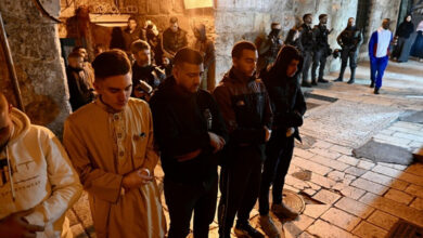 Israeli police Beats hundreds of worshippers entering the Al Aqsa Mosque, forcing worshippers to pray outside